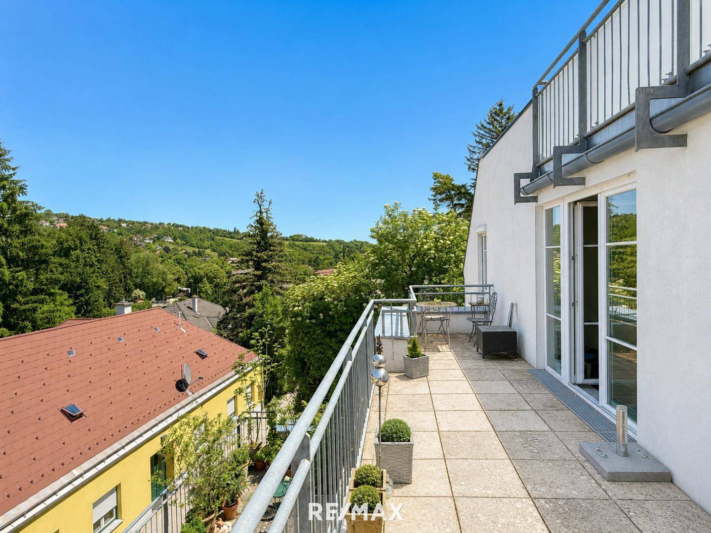 Bright apartment with large balcony and garage