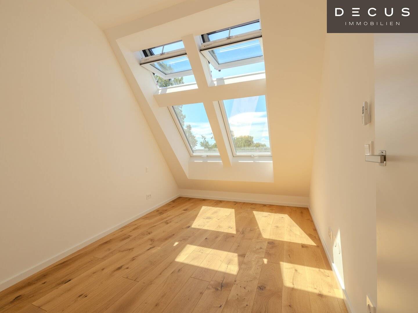 INVESTOR I LUMIÈRE LIVING I INSPIRED BY LIGHT. DESIGNED FOR LIFE.