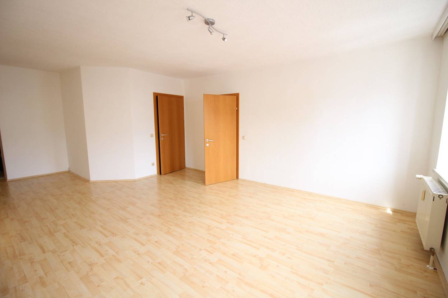 Bright 2-room apartment with fitted kitchen