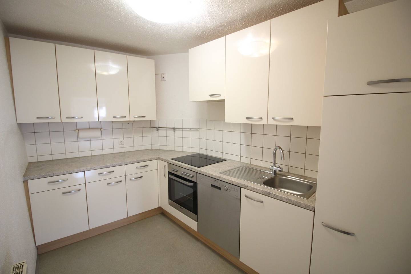Bright 2-room apartment with fitted kitchen