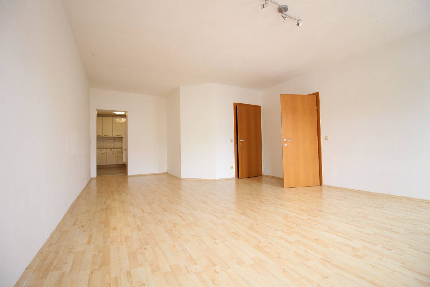 Bright 2-room apartment with fitted kitchen