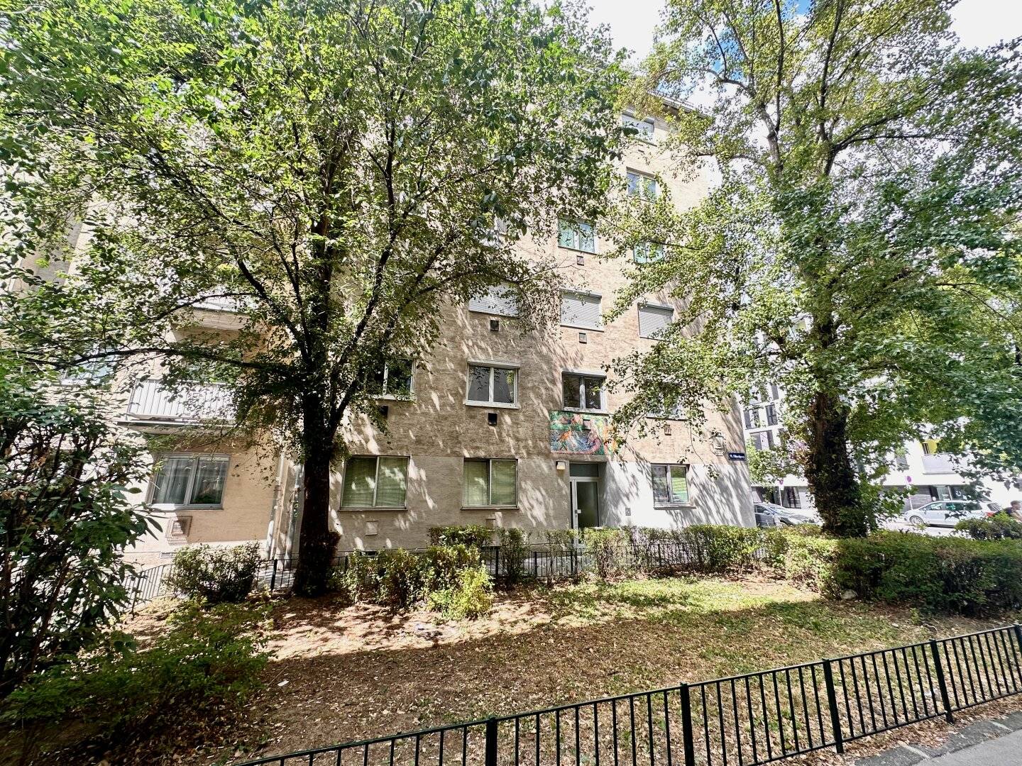 Sonnwendviertel/U-Bahn proximity - quietly located 2-room apartment with spacious living and dining kitchen