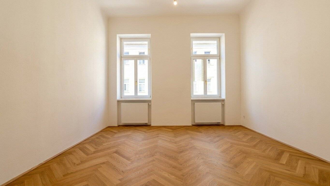Bright, high, freshly renovated old building charm with first-occupancy quality
