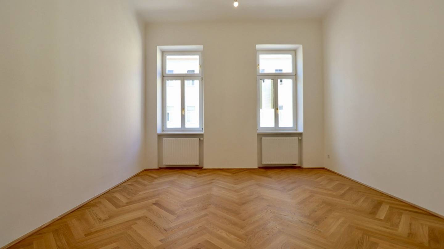 Bright, high, freshly renovated old building charm with first-occupancy quality