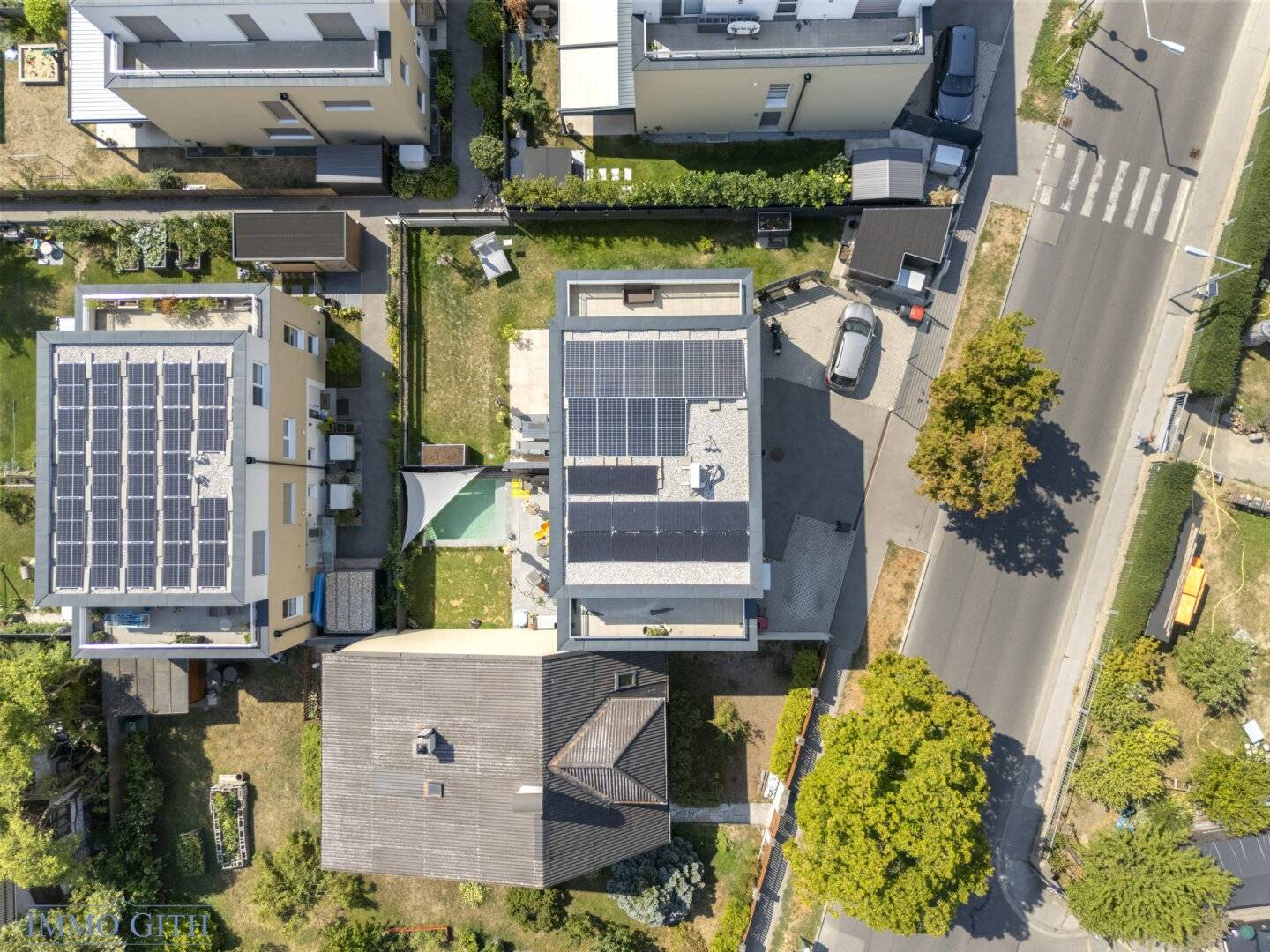 ERSTKLASSIGE DOPPELHAUSHÄLFTE MIT POOL, PV-ANLAGE UND DACHTERRASSE IN BRUNN AM GEBIRGE ZU KAUFEN!