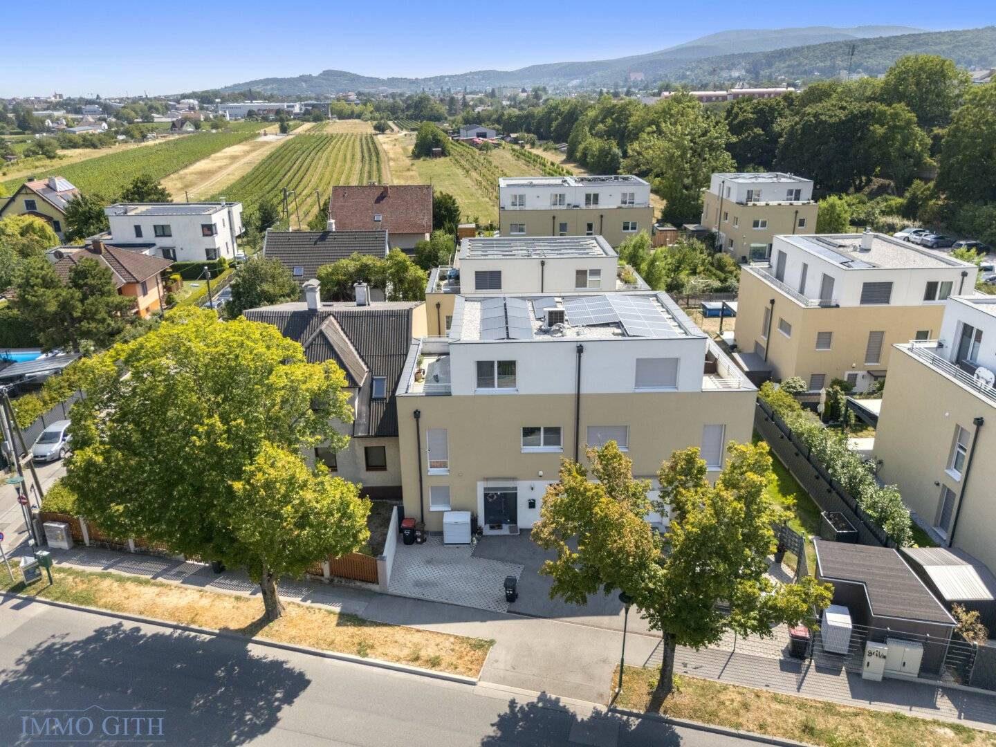 ERSTKLASSIGE DOPPELHAUSHÄLFTE MIT POOL, PV-ANLAGE UND DACHTERRASSE IN BRUNN AM GEBIRGE ZU KAUFEN!