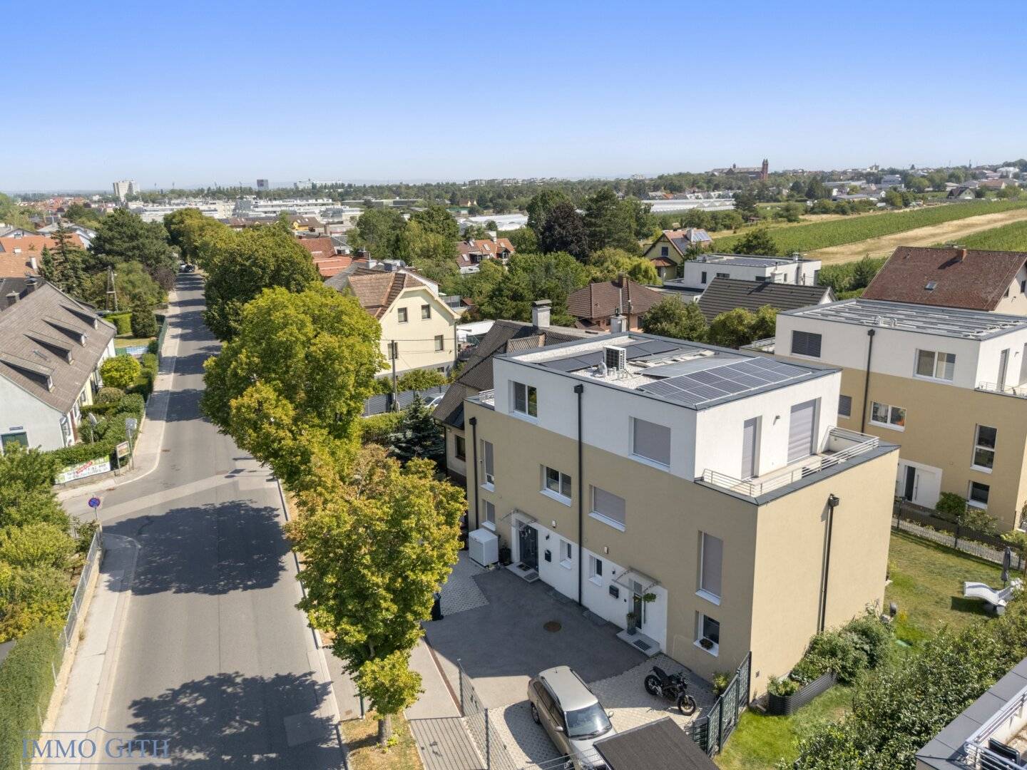 ERSTKLASSIGE DOPPELHAUSHÄLFTE MIT POOL, PV-ANLAGE UND DACHTERRASSE IN BRUNN AM GEBIRGE ZU KAUFEN!