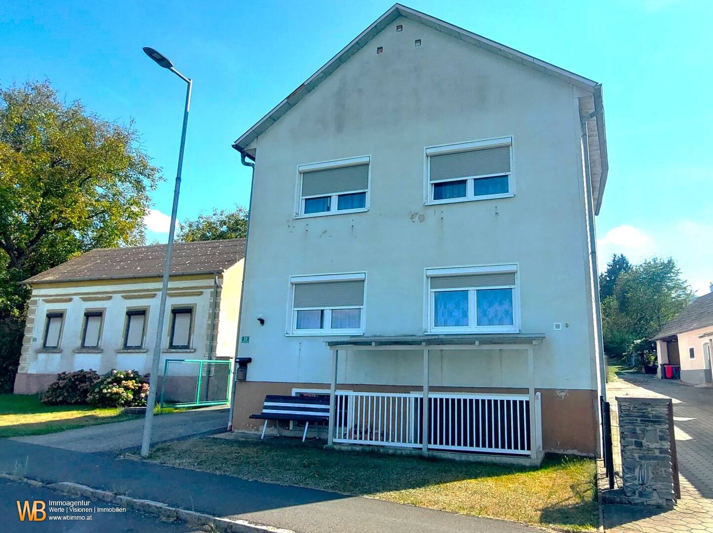 Deutsch Schützen Eisenberg: Single-family house with large garden, outbuildings and barn