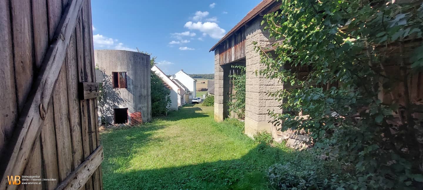 Deutsch Schützen Eisenberg: Single-family house with large garden, outbuildings and barn