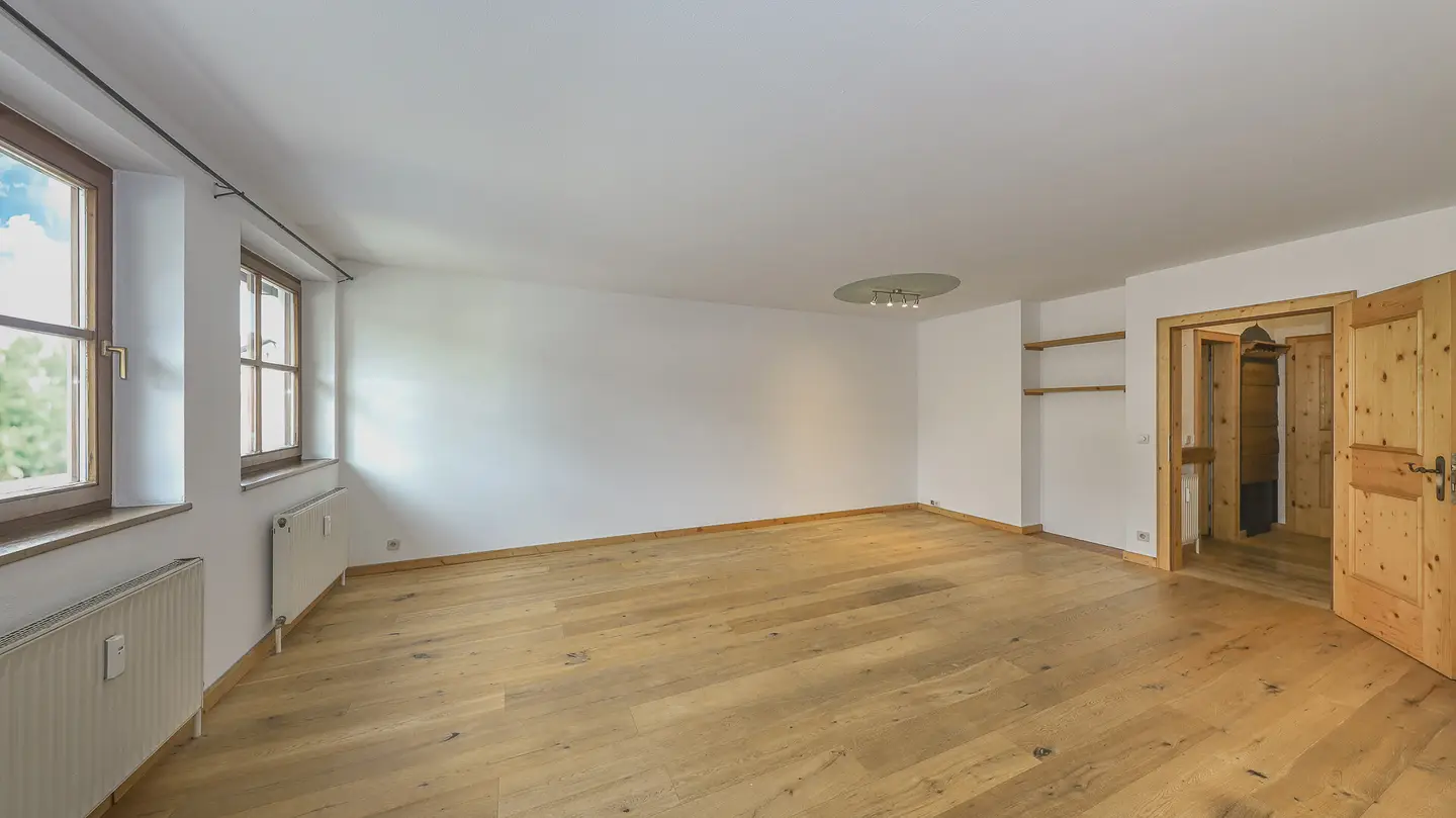 Central apartment with lift and parking space