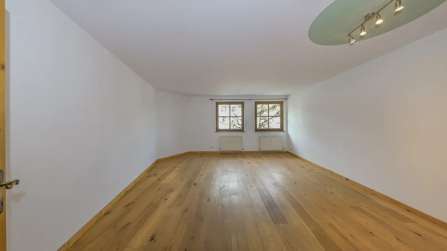Central apartment with lift and parking space