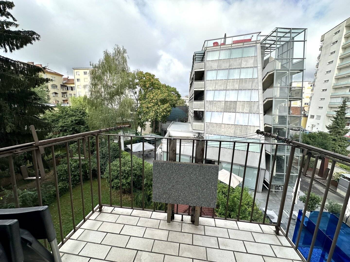 WG-Taugliche sonnige 3-Zimmer-Altbauwohnung mit Balkon nahe des Jakominiplatzes und des Augartens in Grazer Bezirk Jakomini