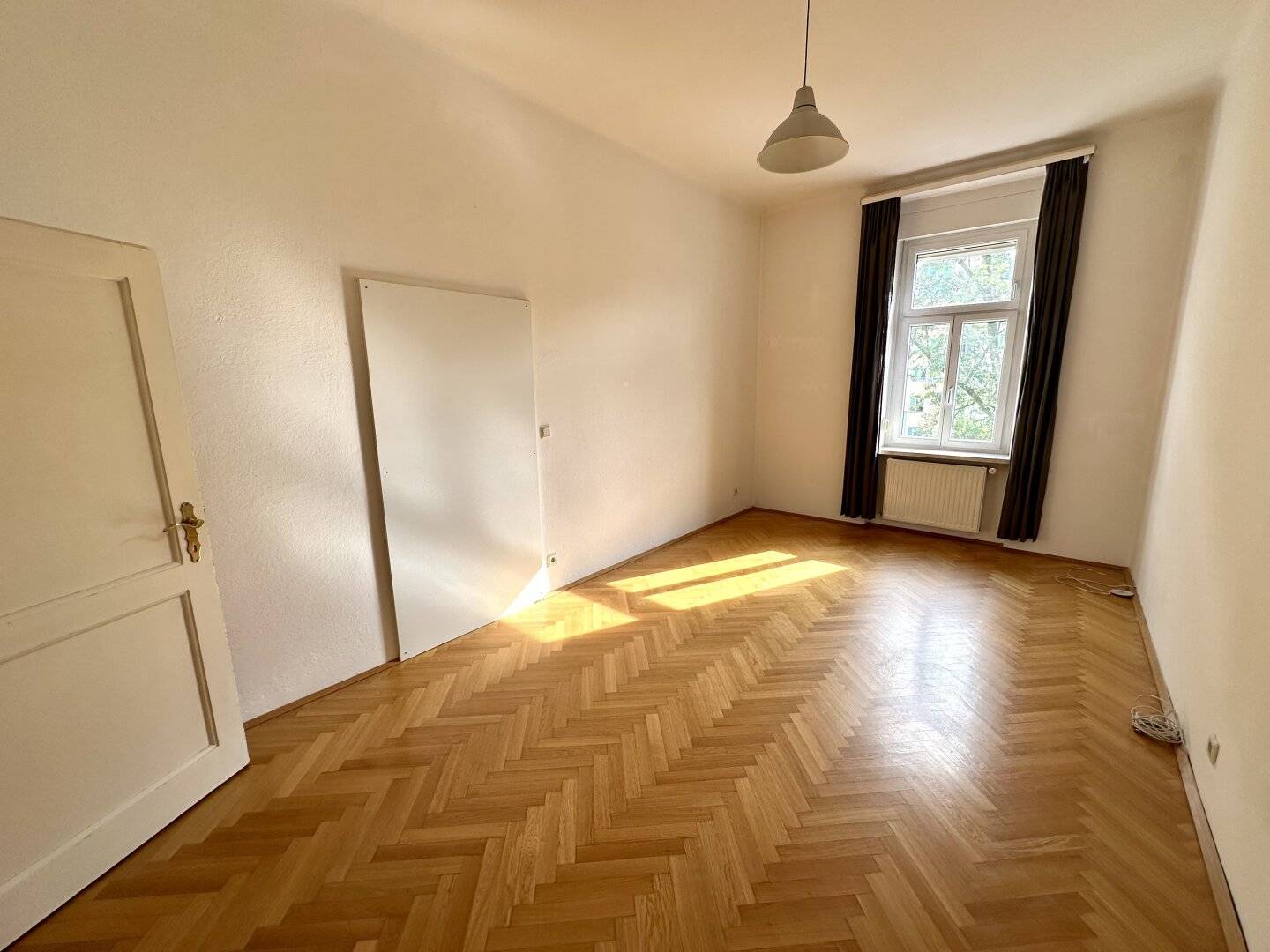 WG-Taugliche sonnige 3-Zimmer-Altbauwohnung mit Balkon nahe des Jakominiplatzes und des Augartens in Grazer Bezirk Jakomini