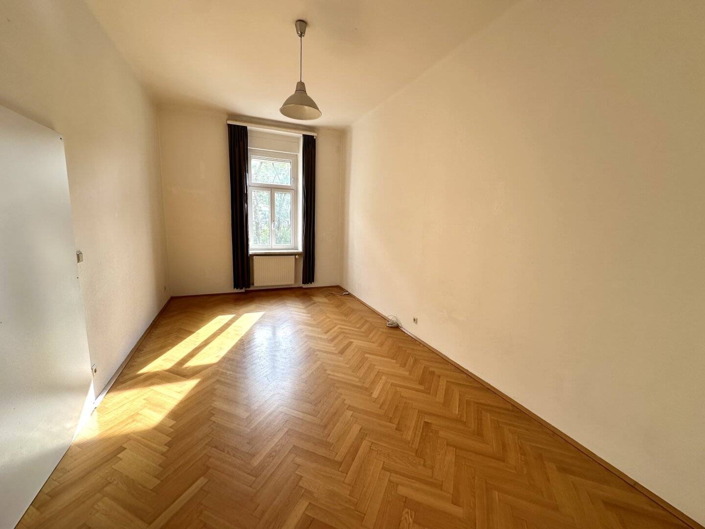 WG-Taugliche sonnige 3-Zimmer-Altbauwohnung mit Balkon nahe des Jakominiplatzes und des Augartens in Grazer Bezirk Jakomini