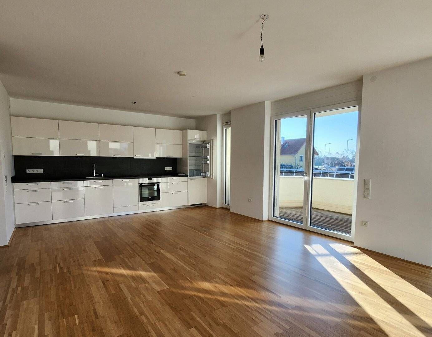 Elegante 3-Zimmer-Wohnung mit Balkon, Pool &amp; Garagenplatz