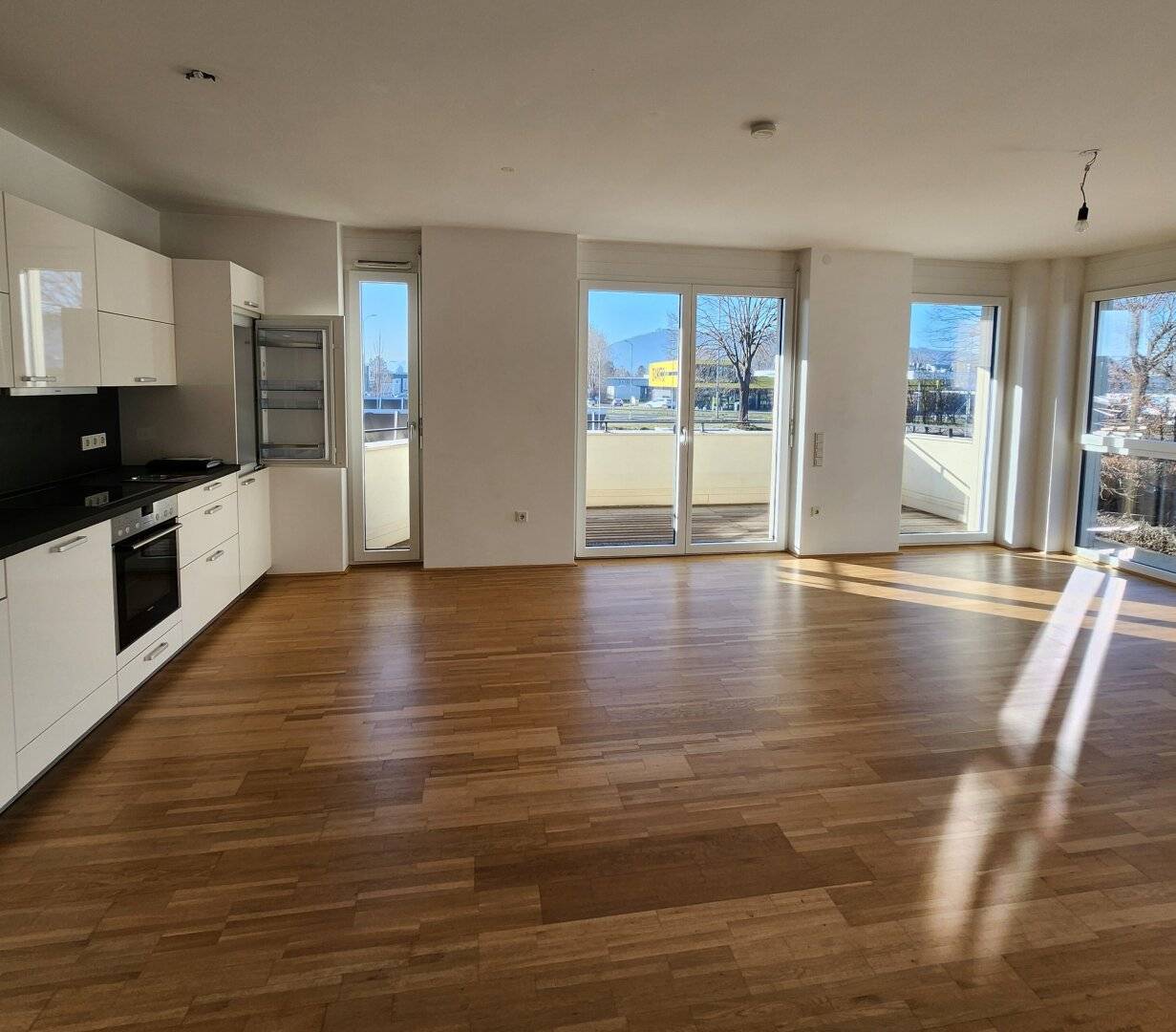 Elegante 3-Zimmer-Wohnung mit Balkon, Pool &amp; Garagenplatz