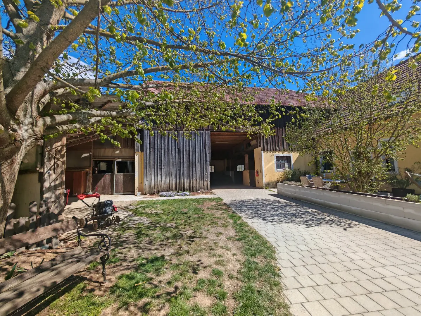 Living in the Green – Spacious Property with Versatile Usage Potential