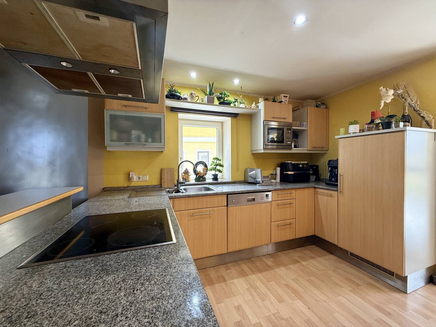 Modernisierte Familienwohnung im Grünen mit Garage