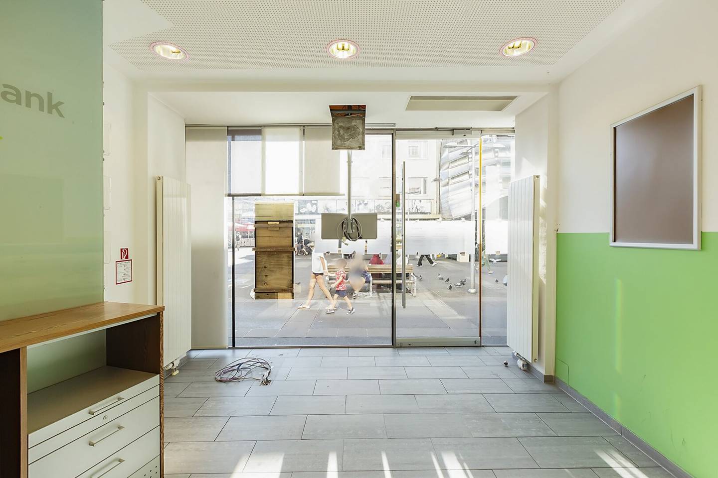 Viktor-Adler-Markt - busy retail space with shop window for rent