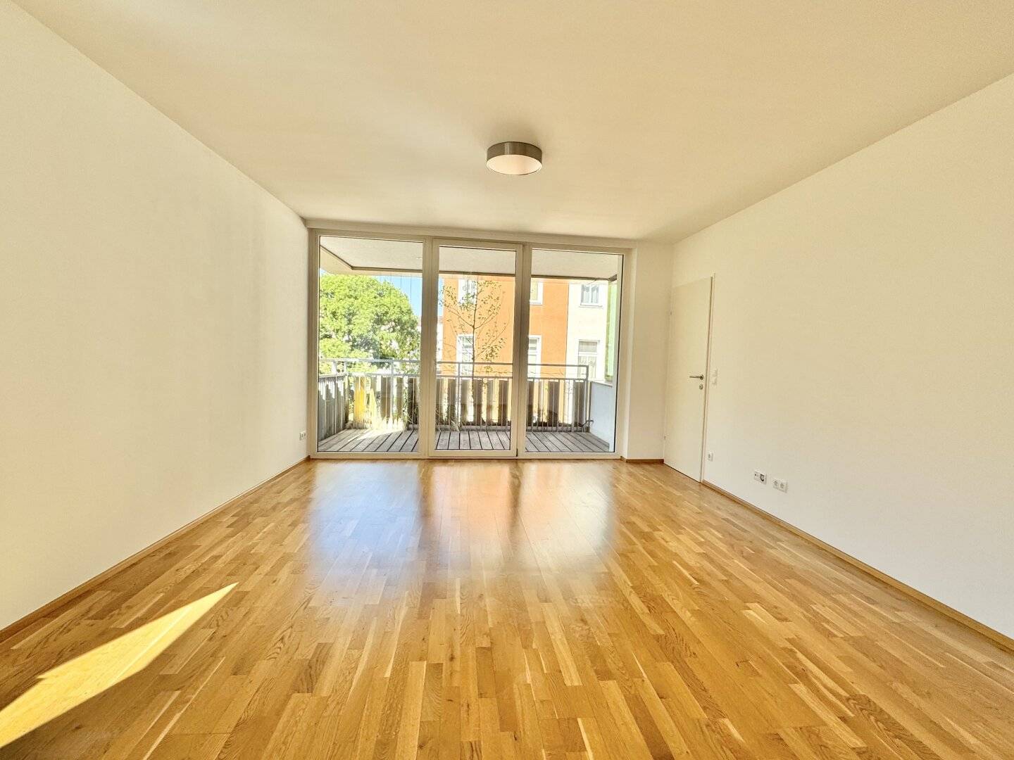 Commission Free Modern 2 Room + Large Balcony