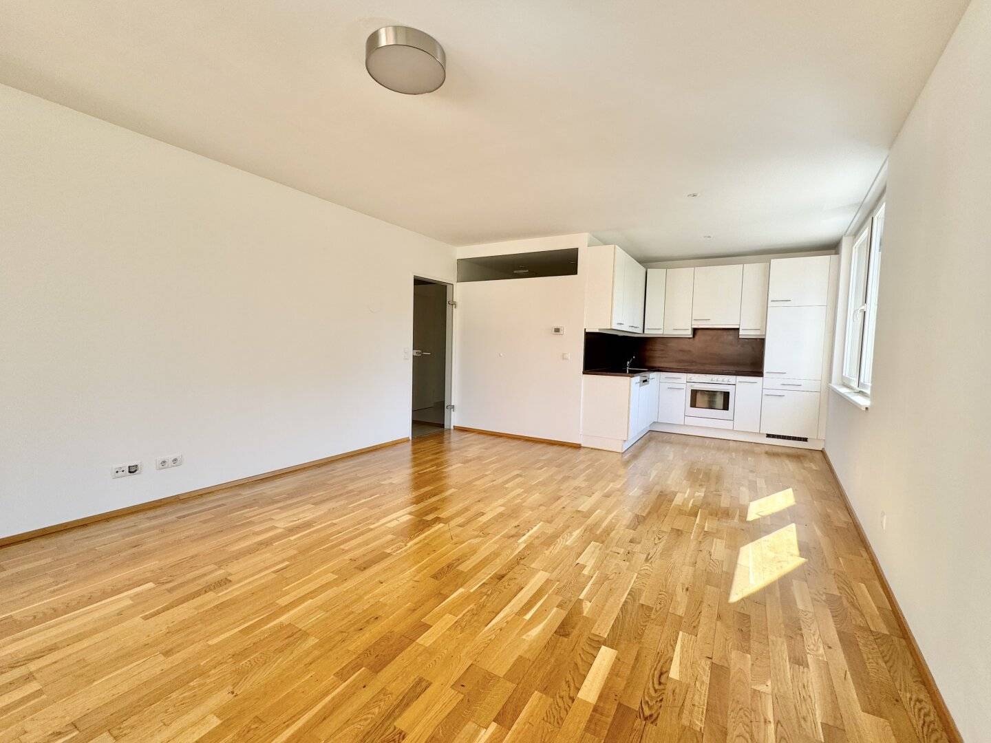 Commission Free Modern 2 Room + Large Balcony