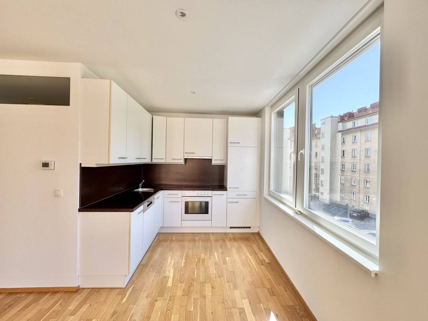 Commission Free Modern 2 Room + Large Balcony