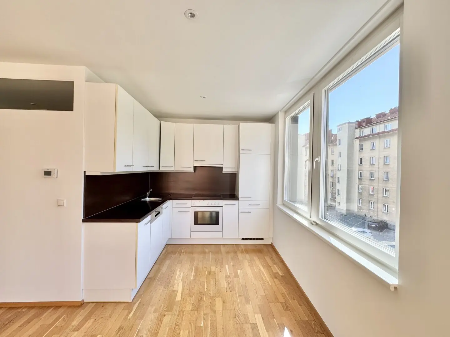 Commission Free Modern 2 Room + Large Balcony