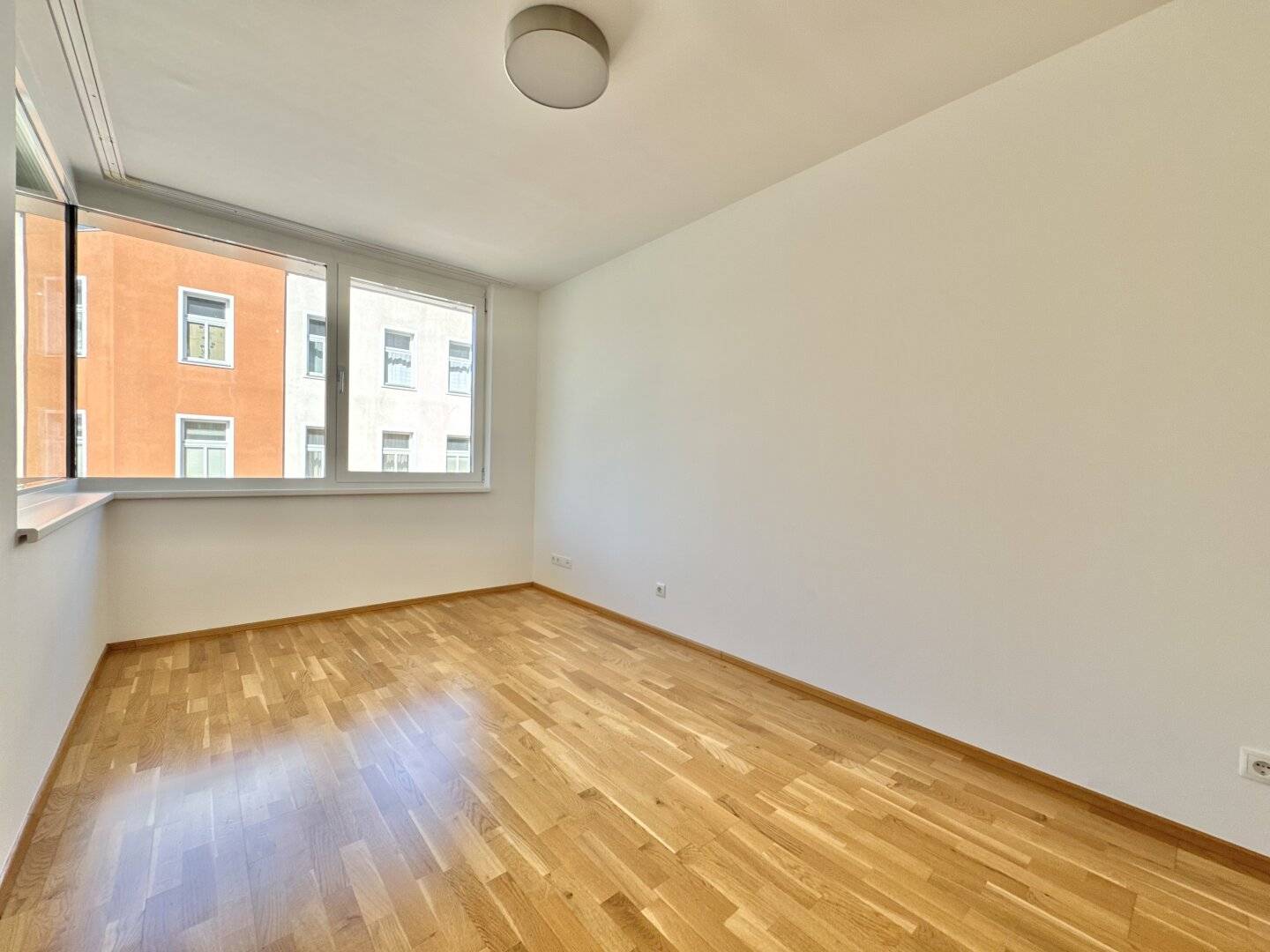 COMMISSION-FREE - BRIGHT 2 ROOMS + LARGE BALCONY