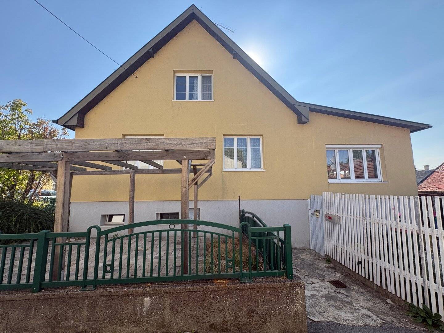ZWEI HÄUSER. EIN PREIS. DEINE CHANCE. – 150 m² Wohnhaus | vermietetes Zweithaus | 1.160 m² Eigengrund