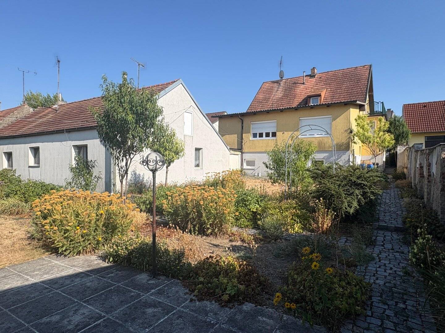 ZWEI HÄUSER. EIN PREIS. DEINE CHANCE. – 150 m² Wohnhaus | vermietetes Zweithaus | 1.160 m² Eigengrund