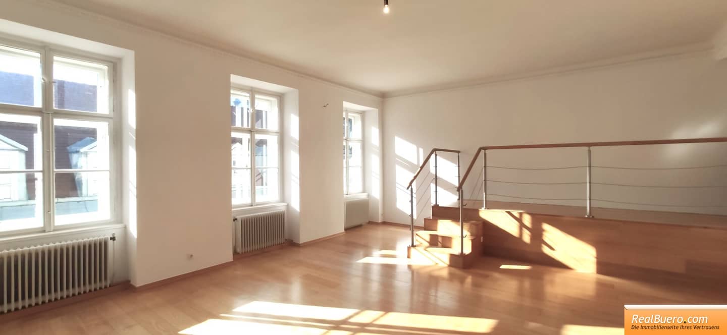 NÄHE STADTPARK: UNBEFRISTET ALTBAUWOHNUNG IN DER REISNERSTRASSSE