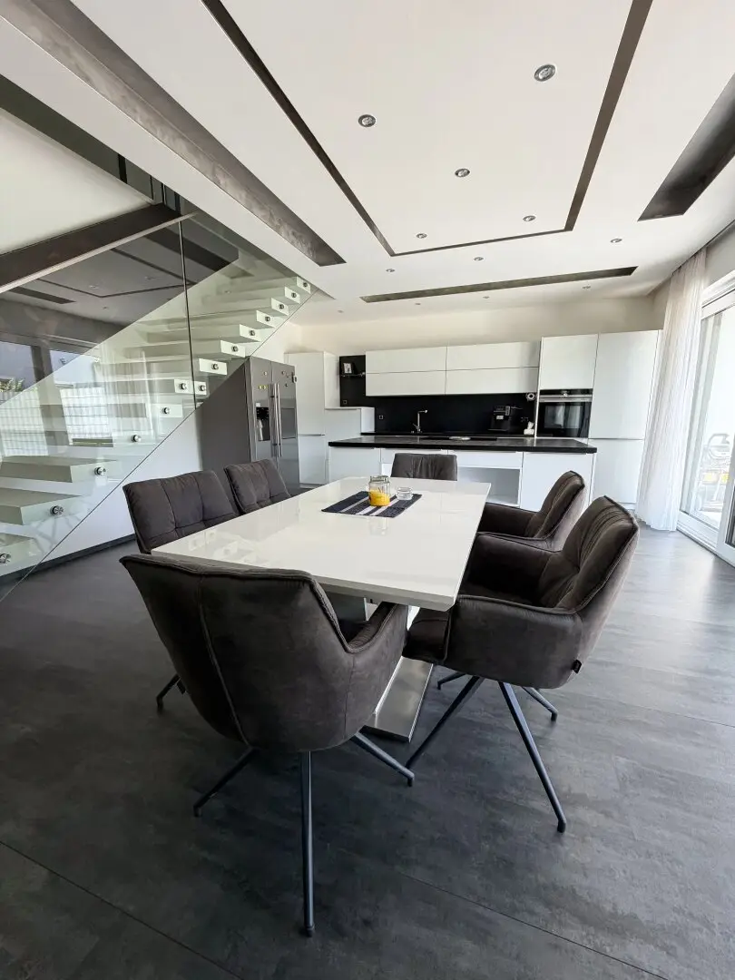 Modern family gem with pool, double garage & exclusive living comfort