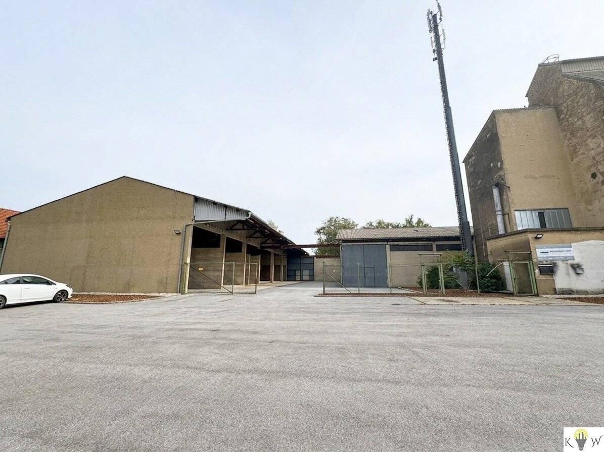 Large commercial plot with storage halls silos and versatile potential in Mönchhof