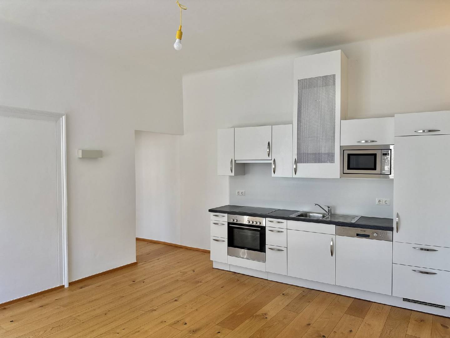 Neu sanierte Wohnung mit großzügiger Wohnküche und top Anbindung