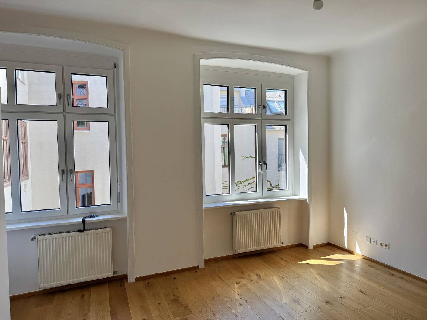 Neu sanierte Wohnung mit großzügiger Wohnküche und top Anbindung