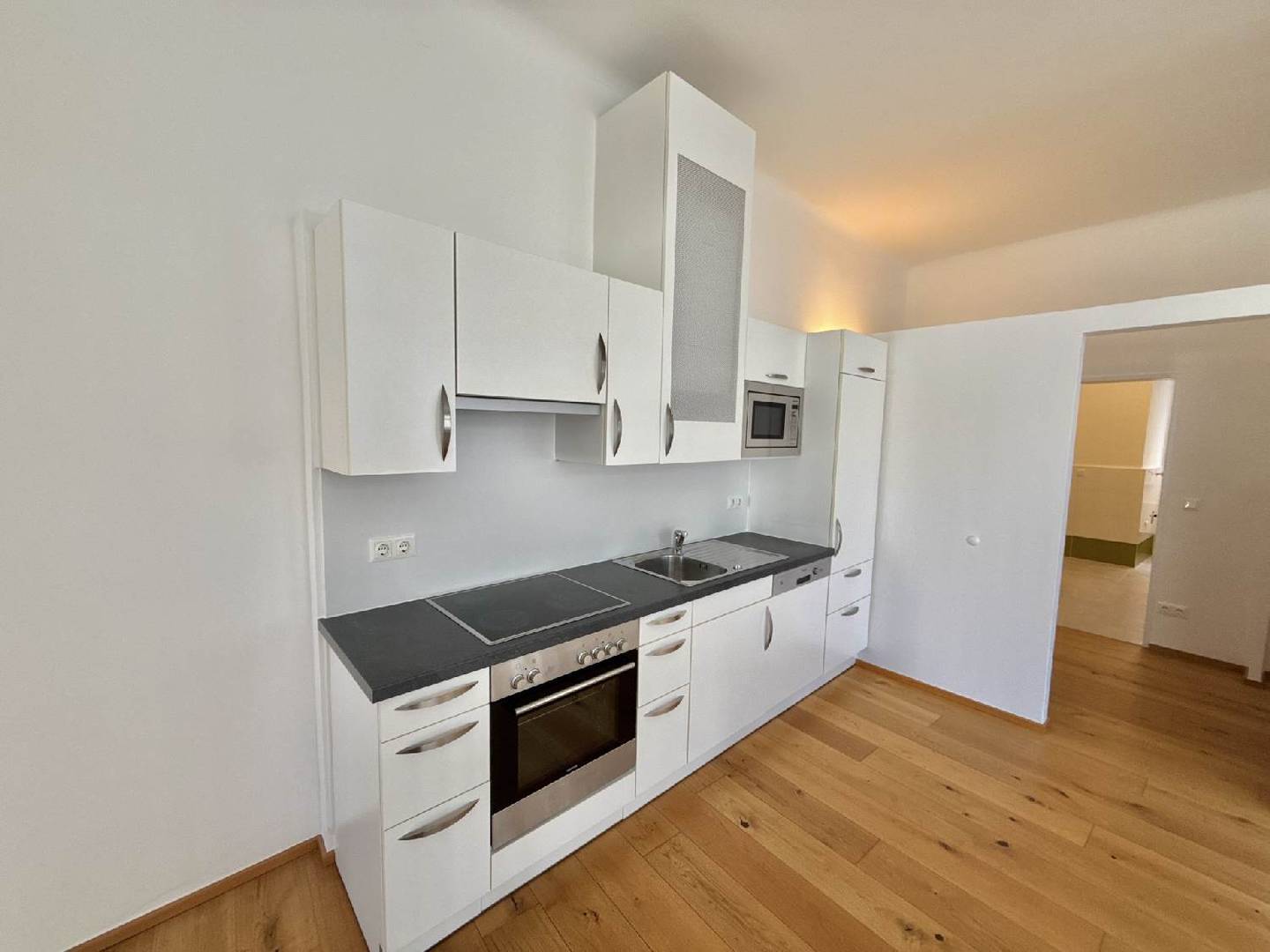 Neu sanierte Wohnung mit großzügiger Wohnküche und top Anbindung