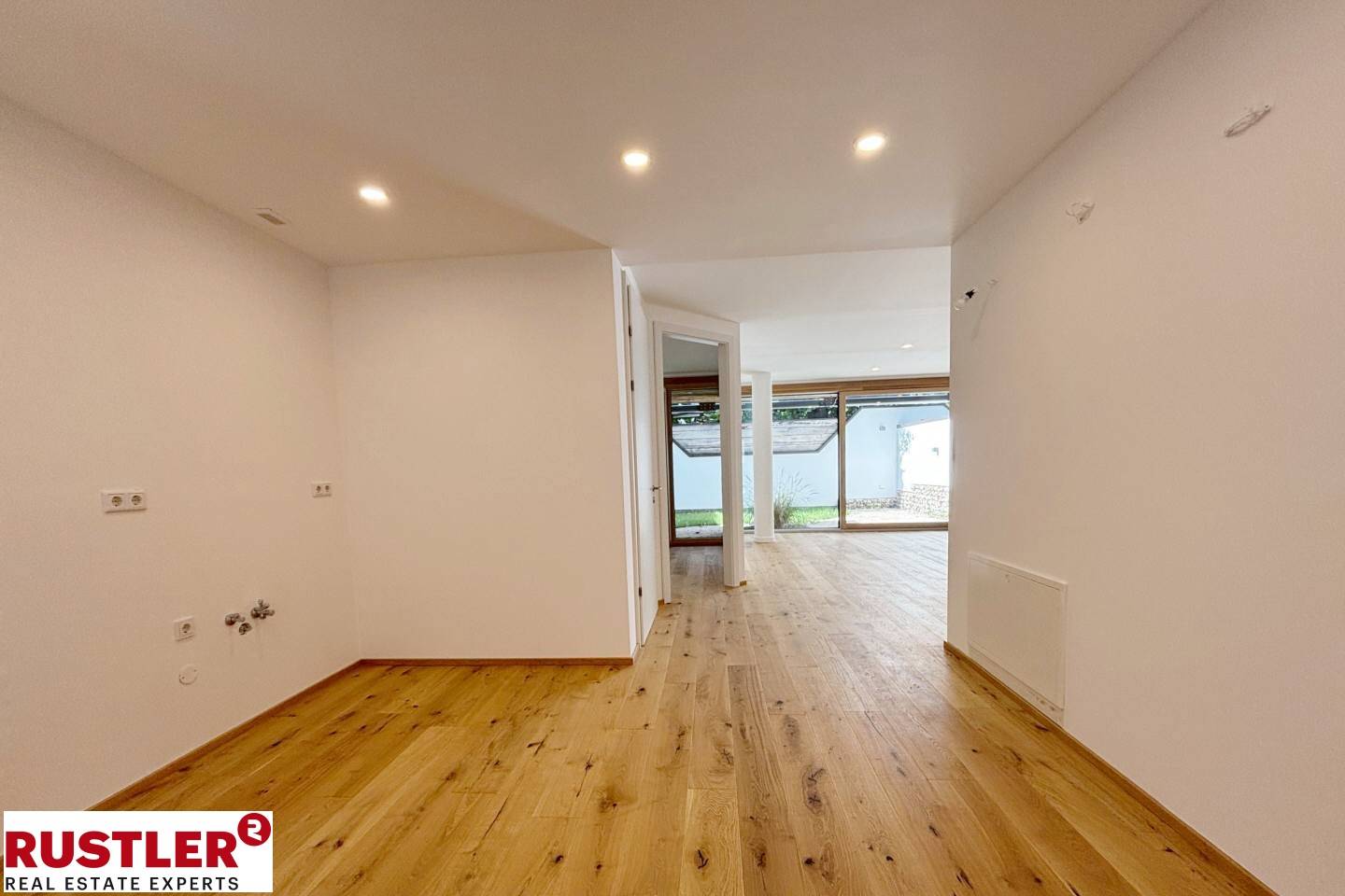 Erdgeschosswohnung mit Privatgarten und hochwertiger Holzausstattung