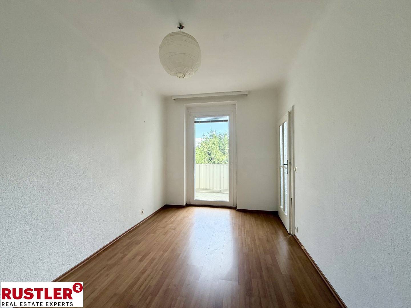 Helle Wohnung mit Balkon und Anningerblick