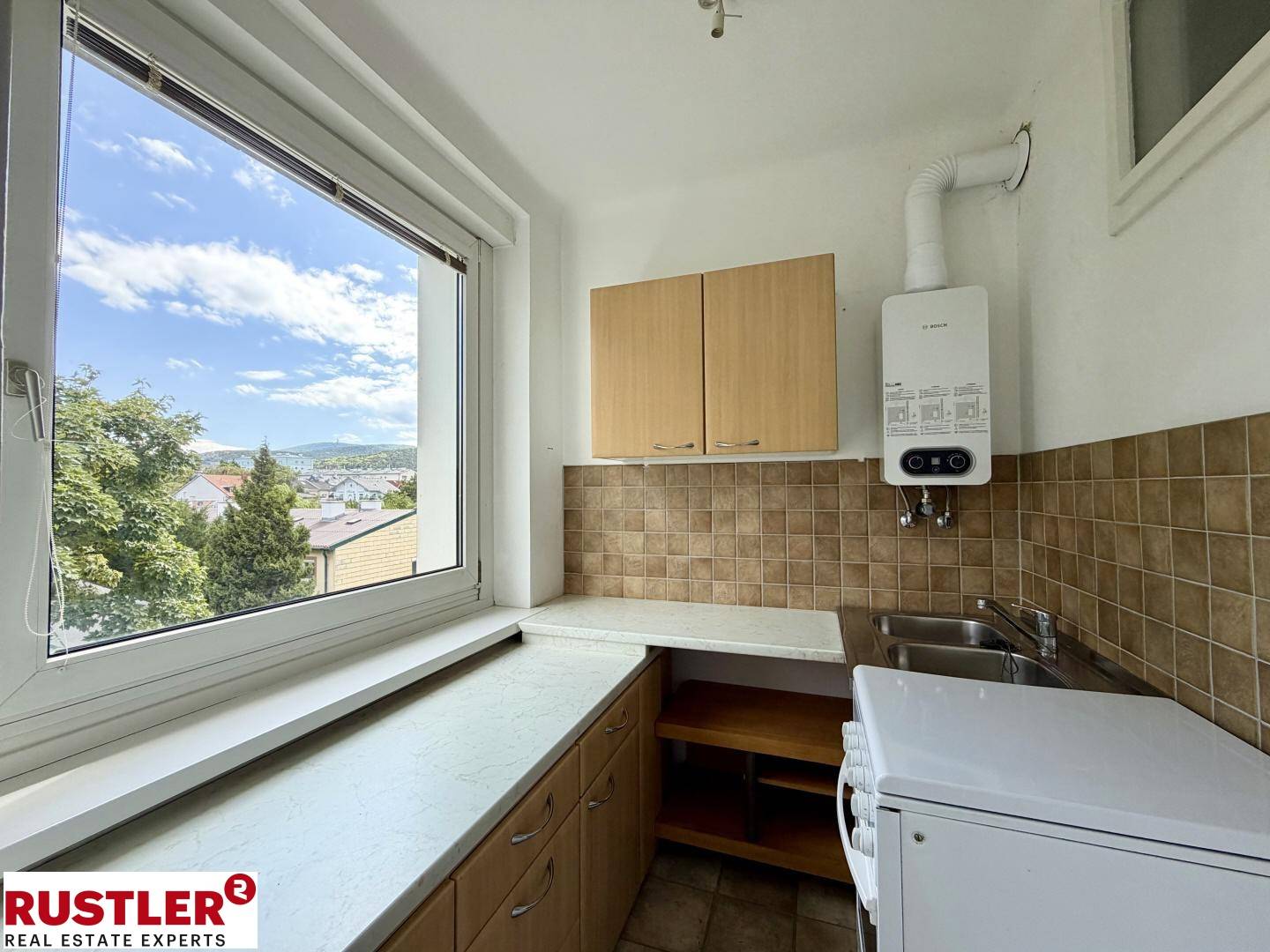 Helle Wohnung mit Balkon und Anningerblick