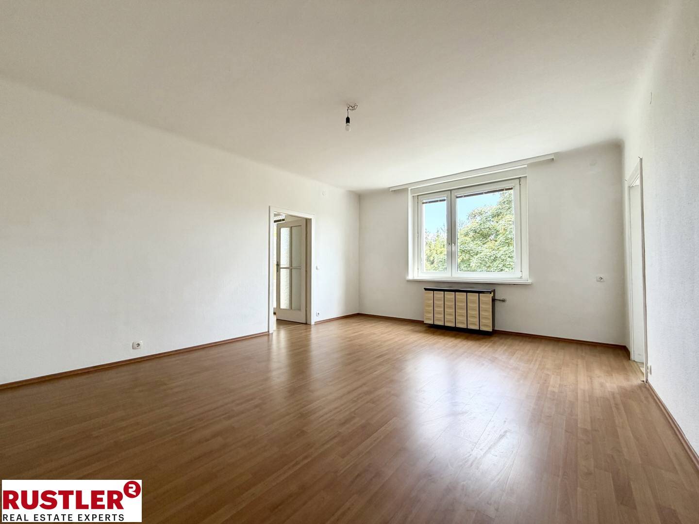 Helle Wohnung mit Balkon und Anningerblick