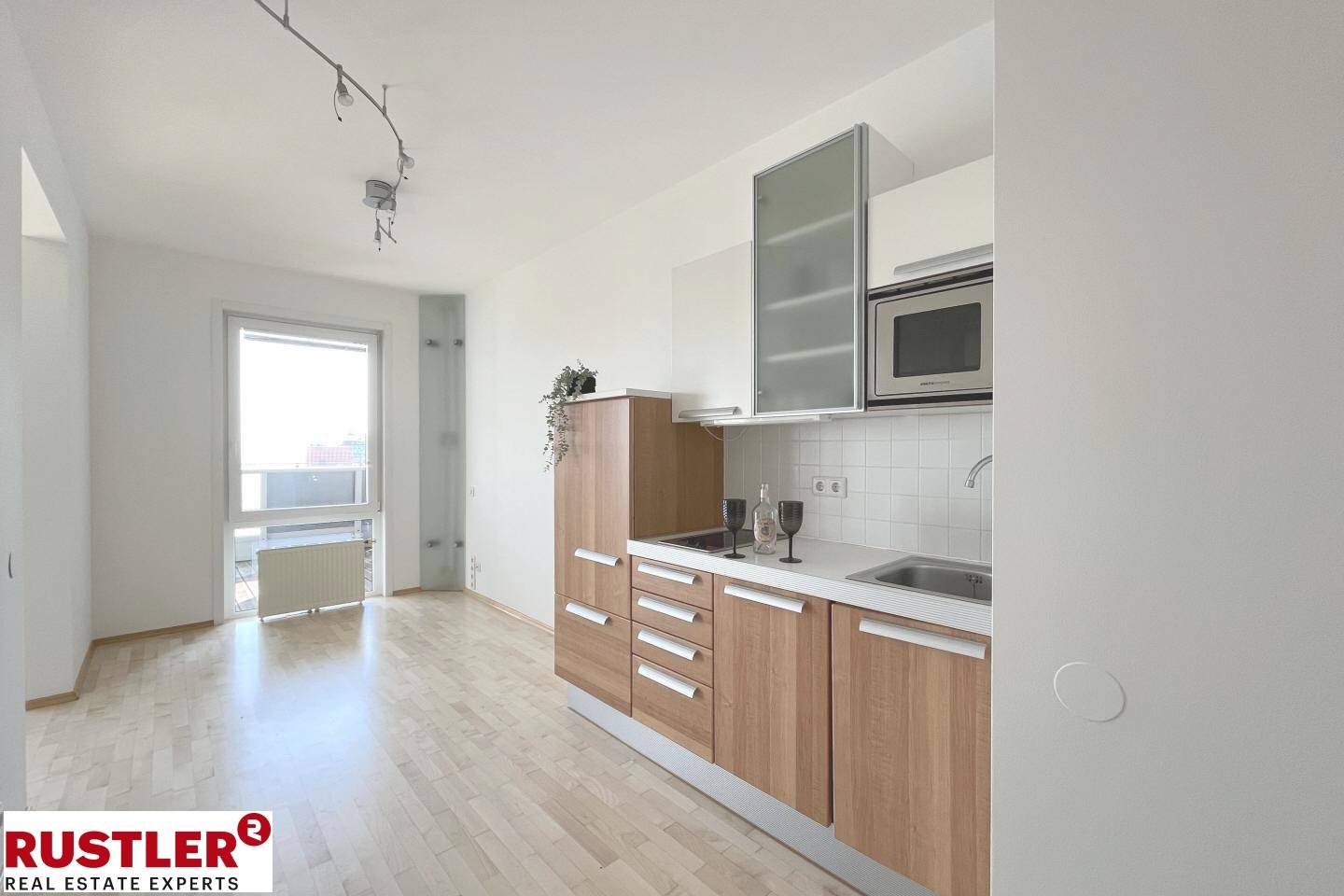 Bright Wohnung with spacious loggia and panoramic view