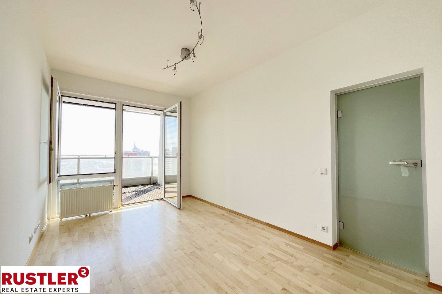 Bright Wohnung with spacious loggia and panoramic view