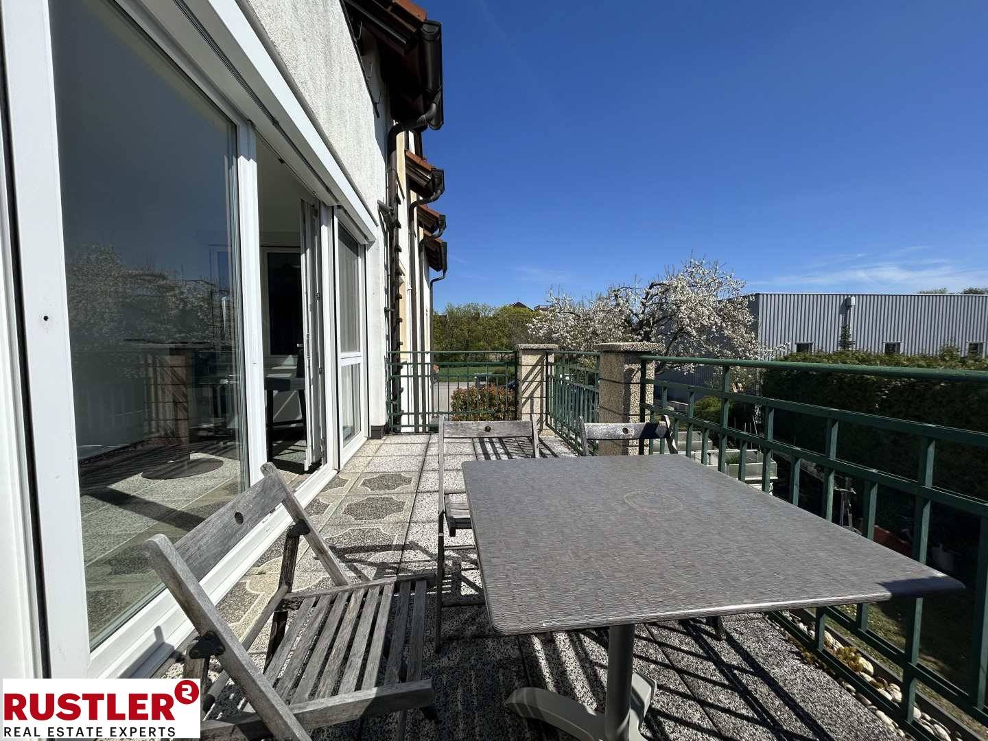 Lichtdurchflutete Erdgeschosswohnung mit Wintergarten