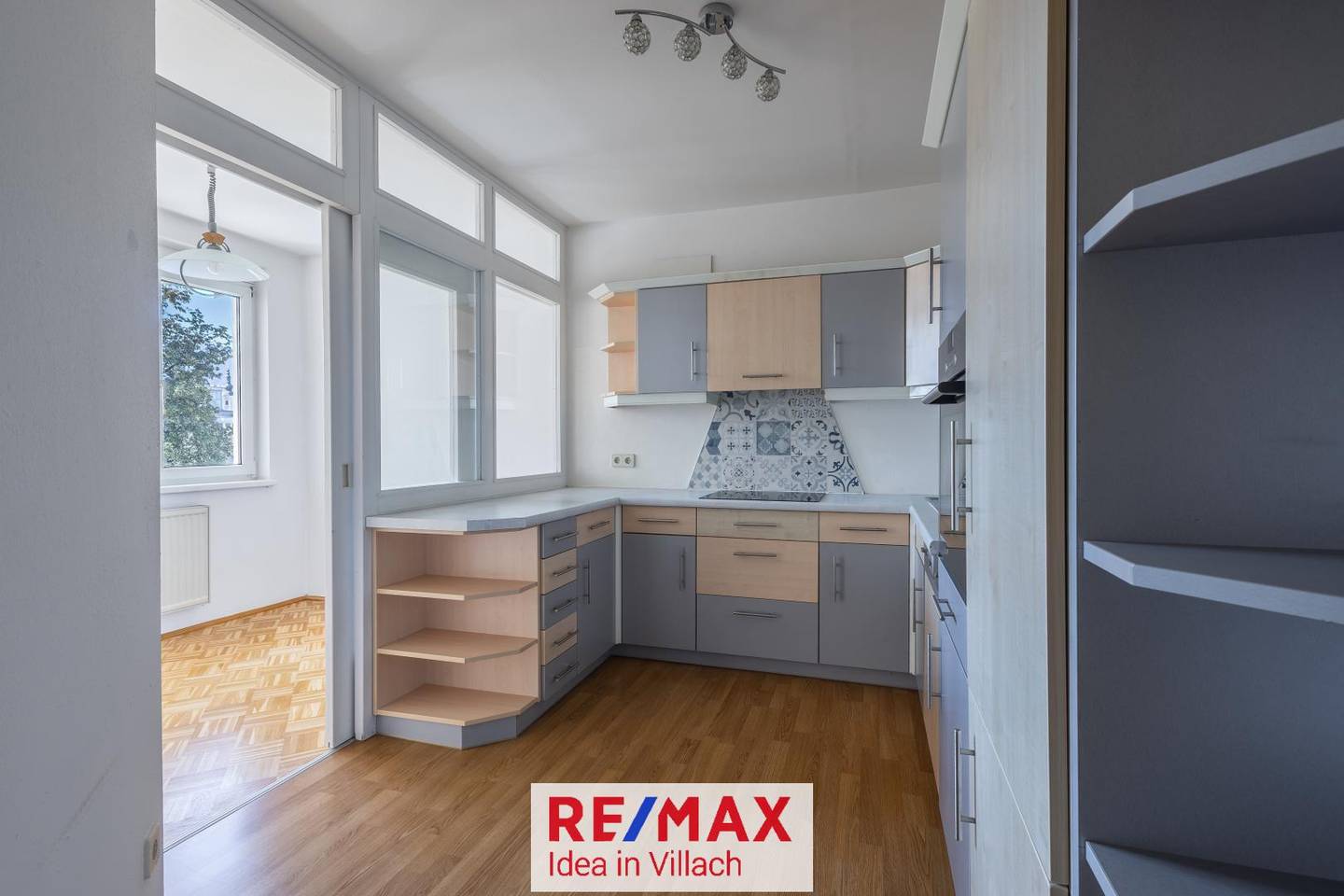 Wohnung mit zwei Balkonen und Bergblick