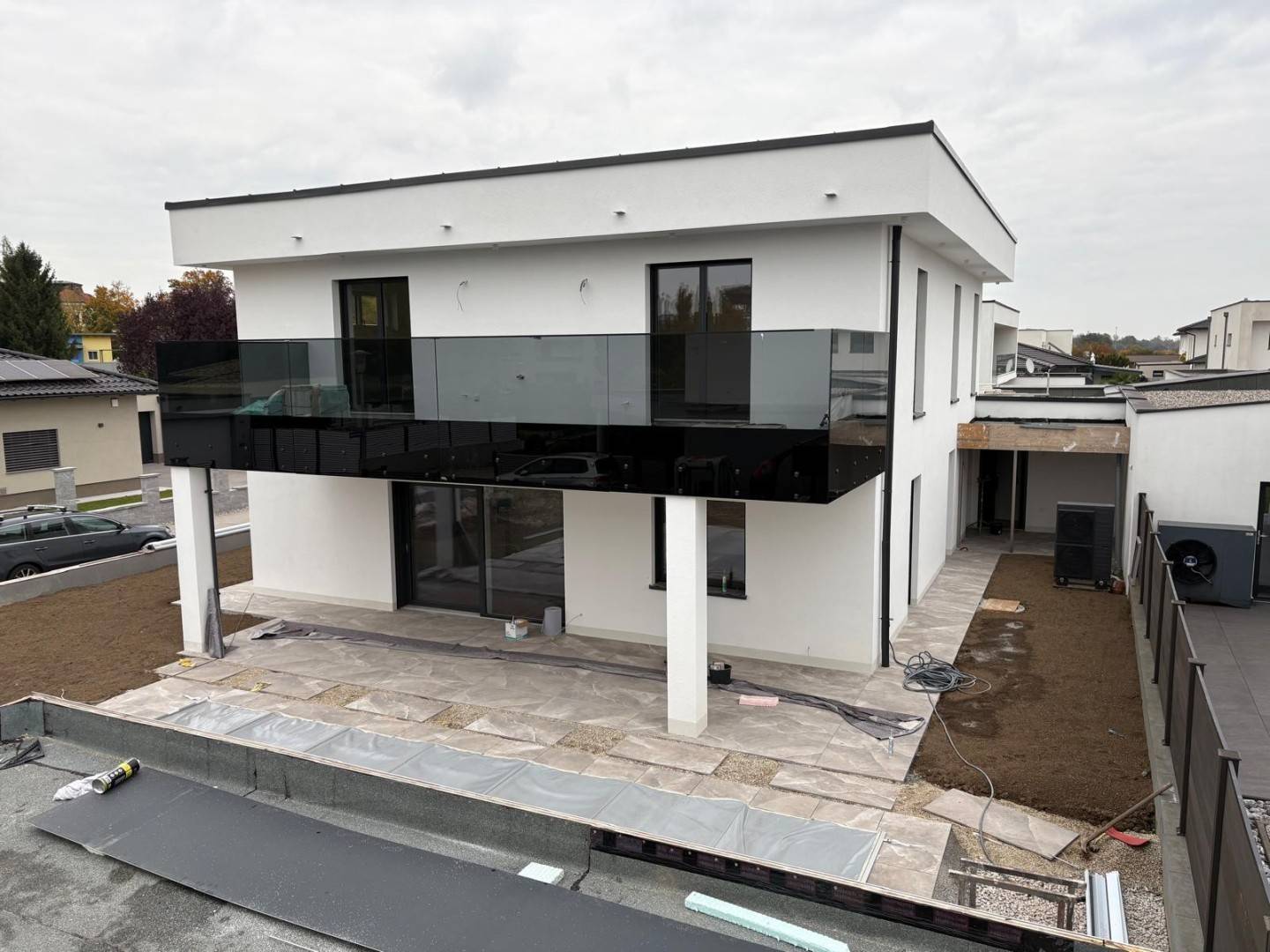 Neubau Familienwohnung mit Pool und Doppelgarage