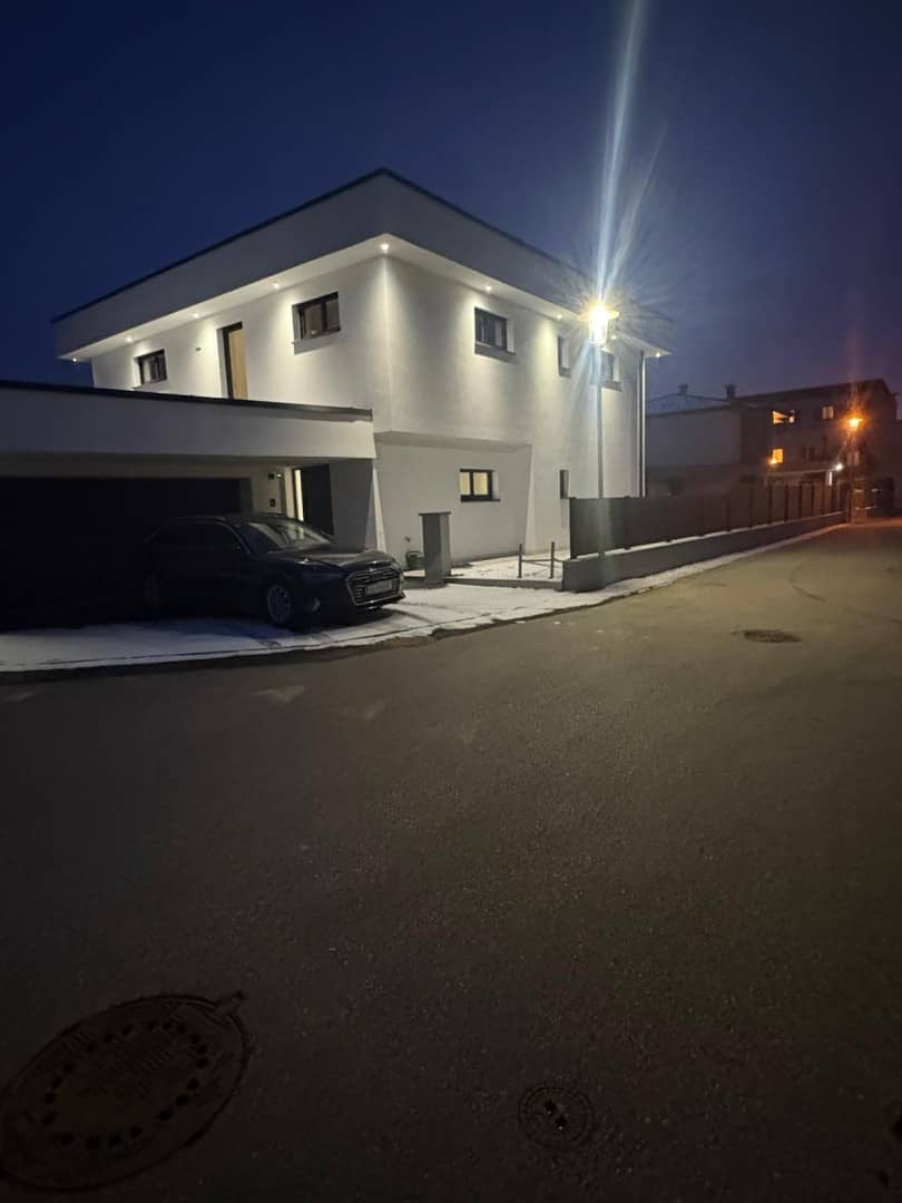 Neubau Familienwohnung mit Pool und Doppelgarage