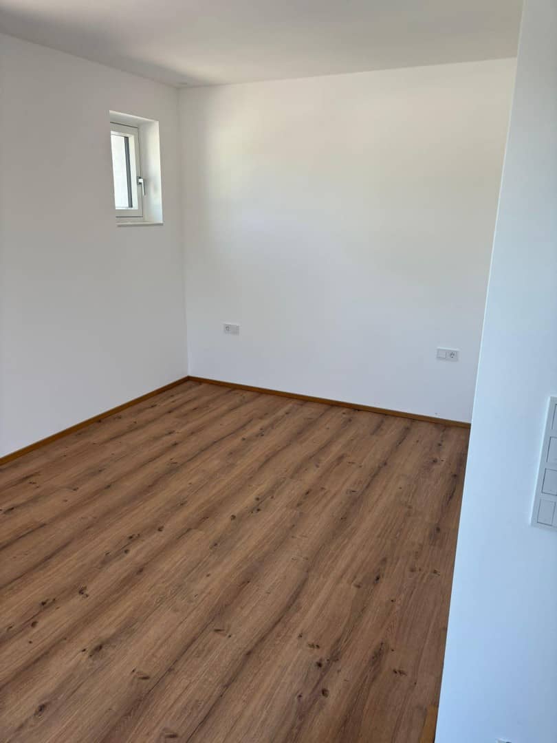 Neubau Familienwohnung mit Pool und Doppelgarage