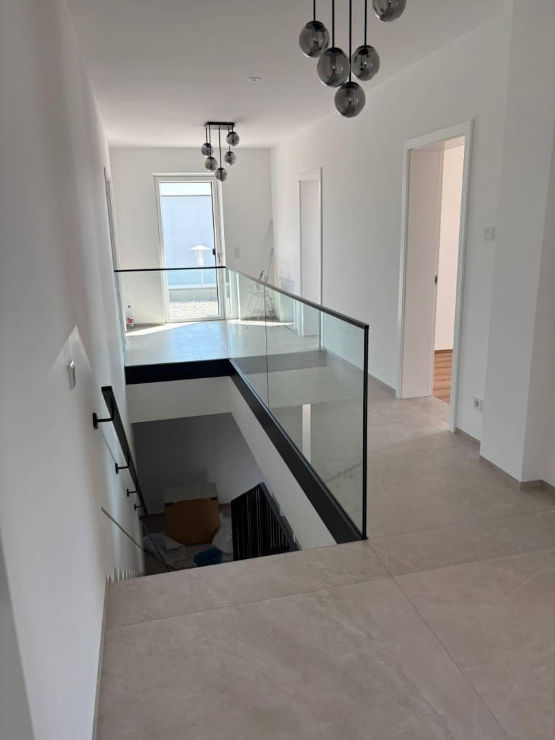 Neubau Familienwohnung mit Pool und Doppelgarage
