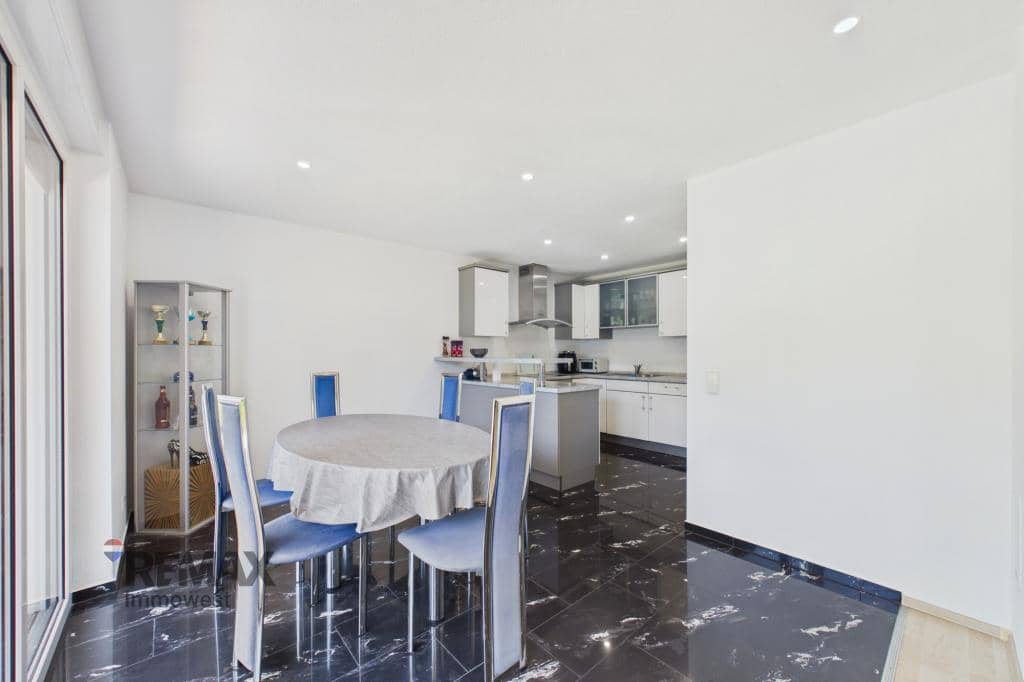 Lichtdurchflutet mit Garten und Doppelgarage Familienwohnung