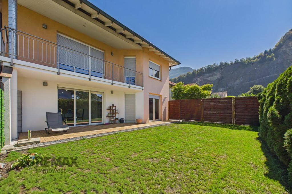 Lichtdurchflutet mit Garten und Doppelgarage Familienwohnung